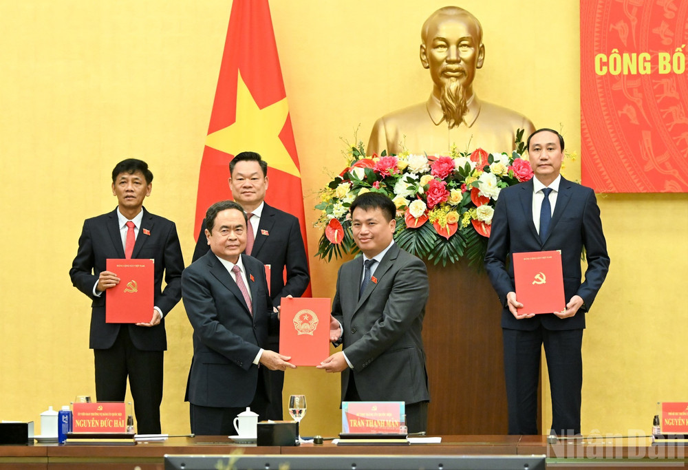 Bí thư Đảng ủy Quốc hội, Chủ tịch Quốc hội Trần Thanh Mẫn trao Quyết định cho đồng chí Đặng Ngọc Huy. (Ảnh: DUY LINH) 7-1279.jpg