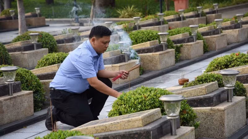 Thắp hương tưởng nhớ công ơn các Anh hùng liệt sĩ 