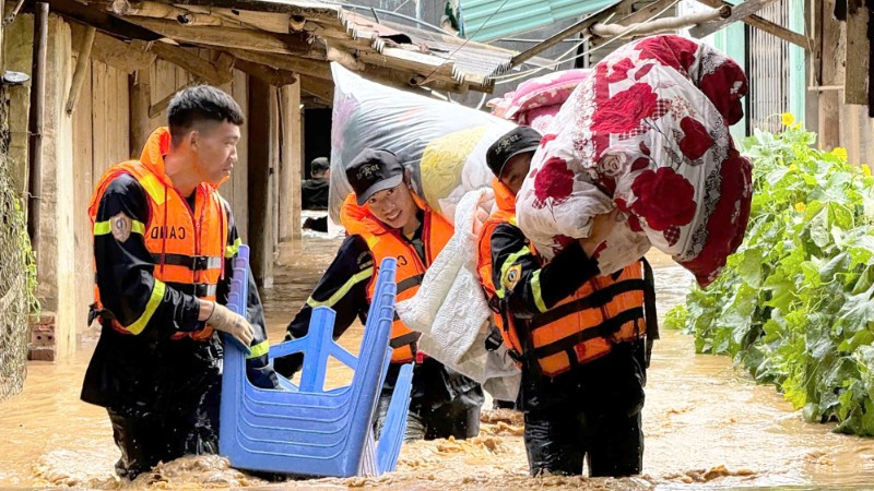Lực lượng Công an Sơn La hỗ trợ người dân xã Sông Mã di chuyển tài sản.