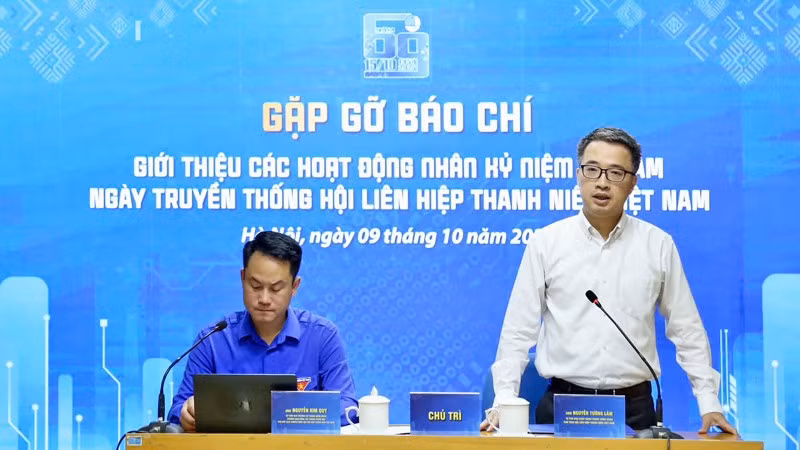 Đồng chí Nguyễn Tường Lâm, Bí thư Trung ương Đoàn, Chủ tịch Hội Liên hiệp Thanh niên Việt Nam (áo trắng) điều hành chương trình.