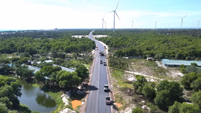 Đường ven biển qua xã Hải Ninh, tỉnh Quảng Bình (cũ) nay là xã Ninh Châu, tỉnh Quảng Trị đang gấp rút hoàn thành.