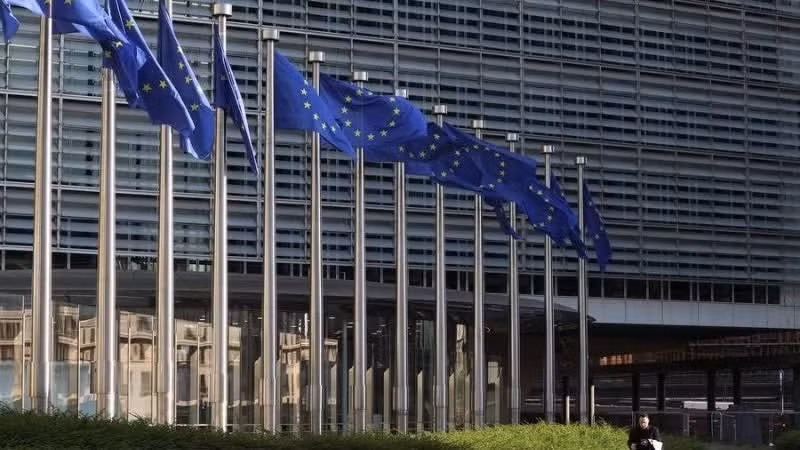 Cờ của Liên minh châu Âu tại trụ sở Ủy ban châu Âu ở Brussels, Bỉ. (Ảnh: Xinhua)