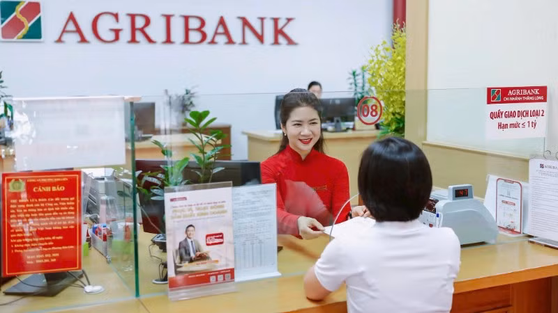 Khách hàng giao dịch tại Agribank chi nhánh Thăng Long. (Ảnh: KHÁNH HIỀN)