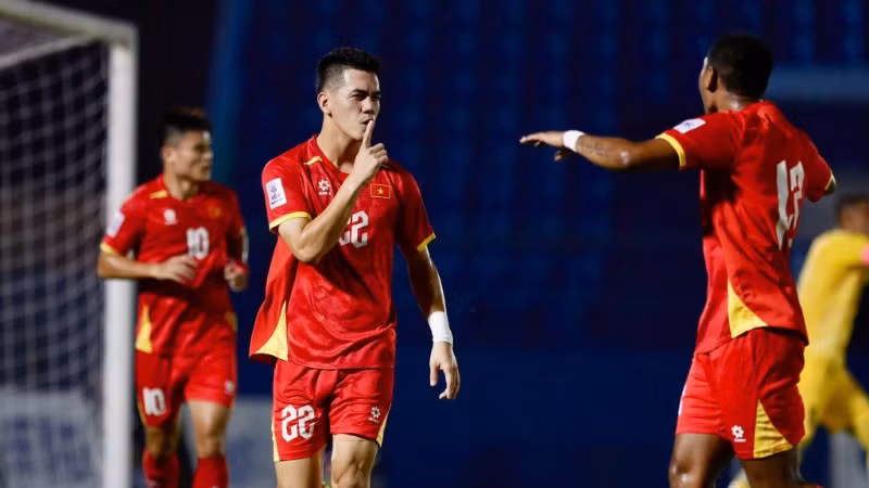 Người hâm mộ nước nhà hy vọng Tiến Linh và đồng đội tiếp tục tỏa sáng để thắng tiếp trận thứ hai trước Nepal. (Ảnh: VFF)