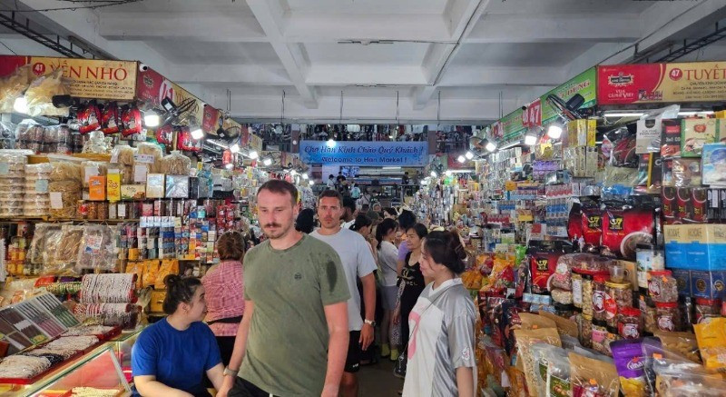 Hoạt động kinh doanh, buôn bán tại chợ Hàn, Thành phố Đà Nẵng. (Ảnh ANH ĐÀO)