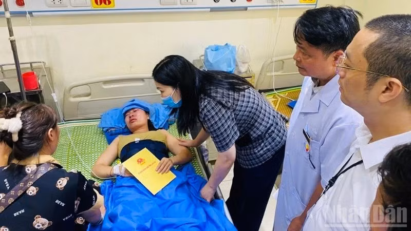 Phó Chủ tịch Ủy ban nhân dân tỉnh Lào Cai Vũ Thị Hiền Hạnh thăm, động viên người bị nạn. 