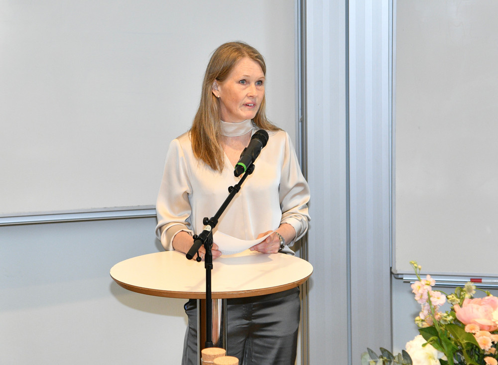 Phó Hiệu trưởng Đại học Kinh tế Stockholm Sofie Roy phát biểu chào mừng. (Ảnh: THANH GIANG) pho-hieu-truong-dai-hoc-kinh-te-stockholm-sofie-roy-phat-bieu-chao-mung.jpg