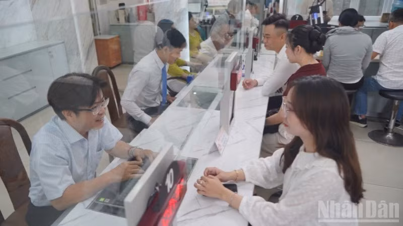 Đông đảo người dân làm hồ sơ ngày đầu vận hành tại phường Sài Gòn. (Ảnh: THẾ ANH)