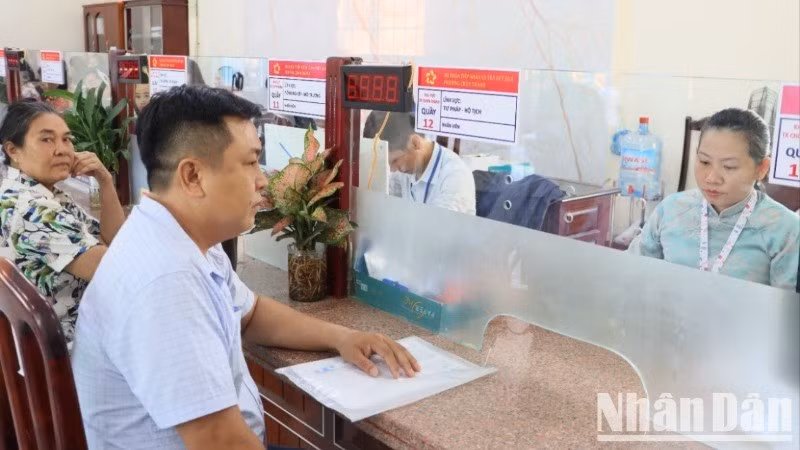 Người dân đến Trung tâm phục vụ hành chính công phường Chơn Thành (mới) để thực hiện các thủ tục hành chính.