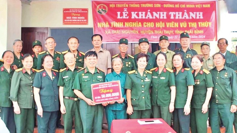 Hội Truyền thống Trường Sơn-Đường Hồ Chí Minh Việt Nam trao kinh phí hỗ trợ xây nhà cho hội viên Vũ Thị Thúy (tại tỉnh Thái Bình cũ). (Ảnh Nhân vật cung cấp)