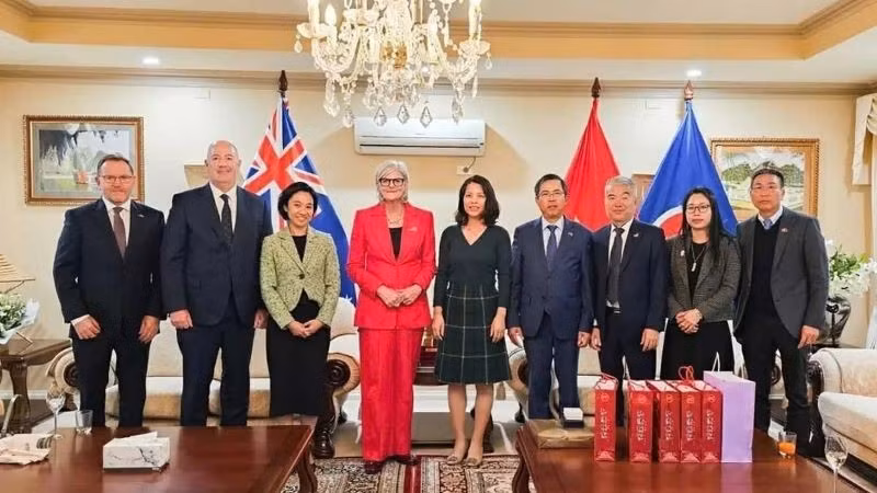 Toàn quyền Australia Sam Mostyn (áo đỏ) chụp ảnh cùng Đại sứ Phạm Hùng Tâm và Tổng lãnh sự Việt Nam tại thành phố Sydney và thành phố Perth. (Ảnh: Đại sứ Việt Nam tại Australia)