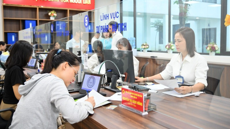 Cán bộ làm việc tại Trung tâm Phục vụ hành chính công phường Đống Đa, Hà Nội. (Ảnh THẾ ĐẠI)