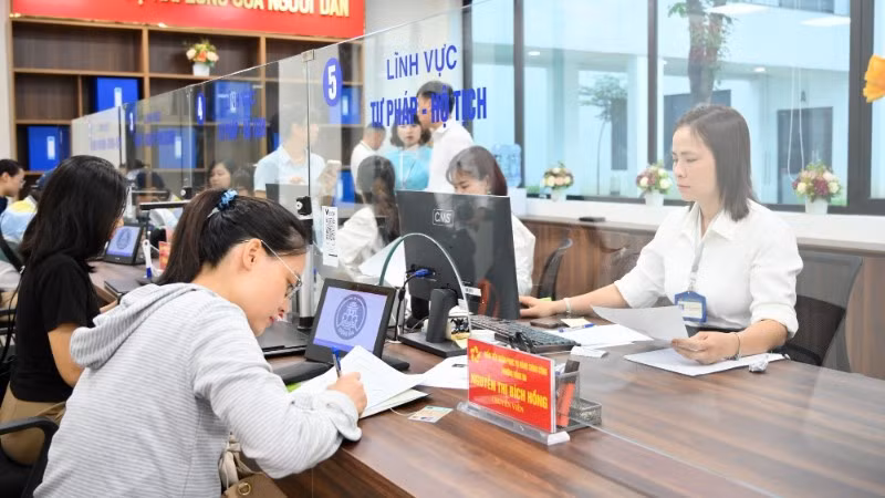 Cán bộ làm việc tại Trung tâm Phục vụ hành chính công phường Đống Đa, Hà Nội. (Ảnh THẾ ĐẠI)