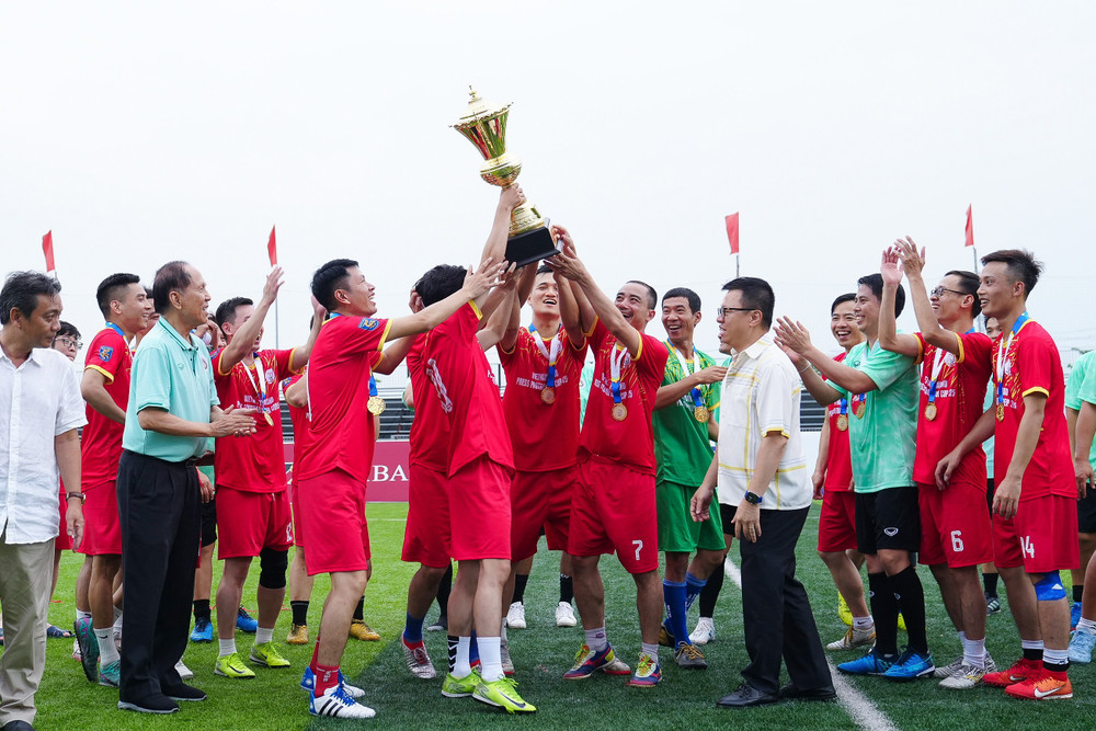 Và đội may mắn hơn là đội FC Trung tâm Phát thanh-Truyền hình Quân Đội đã giành chiến thắng trên chấm luân lưu và đoạt siêu cup Press Cup 2025. bongda6.jpg