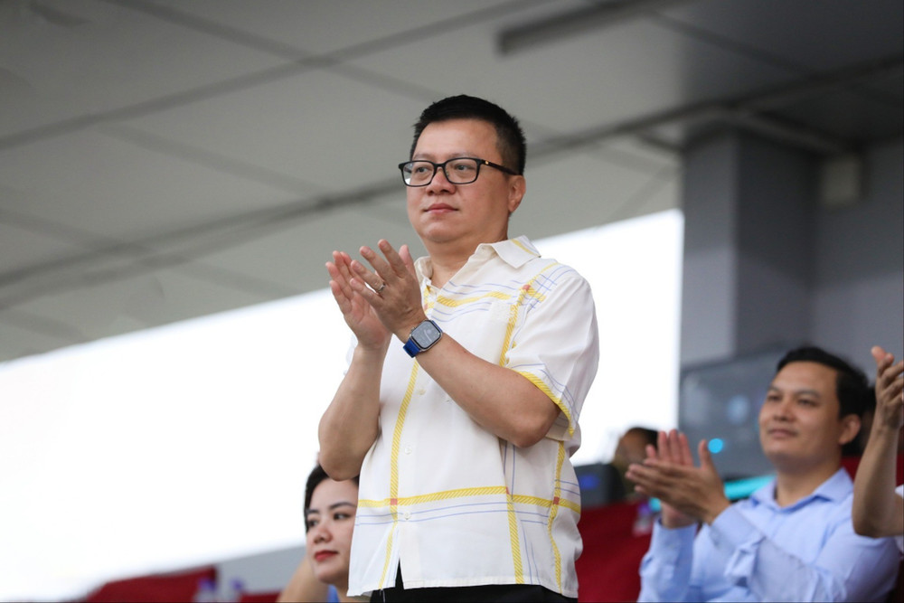 Đồng chí Lê Quốc Minh, Ủy viên Trung ương Đảng, Tổng Biên tập Báo Nhân Dân, Phó Trưởng Ban Tuyên giáo và Dân vận Trung ương, Chủ tịch Hội Nhà báo Việt Nam, Trưởng Ban Chỉ đạo Press Cup 2025 đến tham dự trận siêu cup. bongda2-3105.jpg