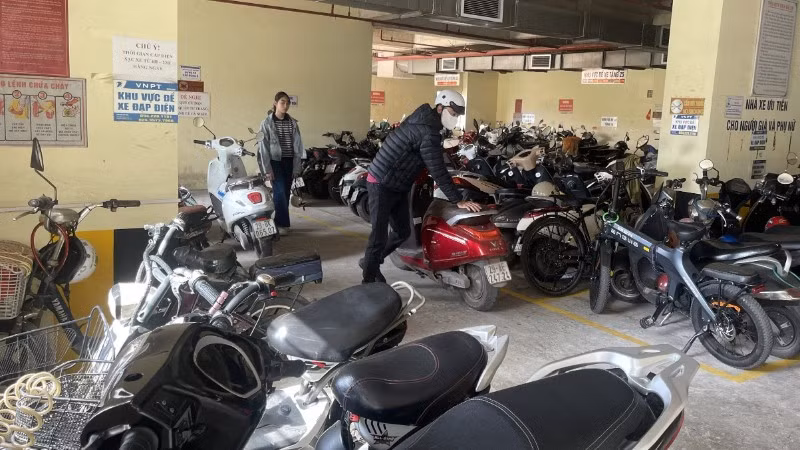 Khu vực để xe điện nhà CT2 Thạch Bàn chật cứng phương tiện.