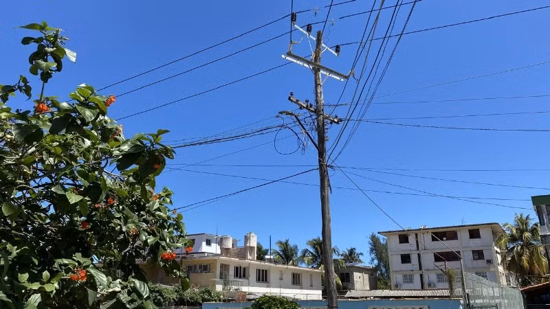 Các đường dây điện tại một khu vực ở Miramar, La Habana (Cuba). (Ảnh: TTXVN)