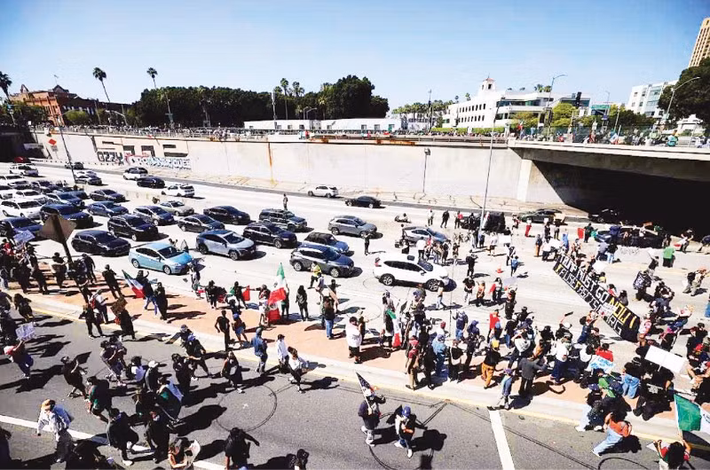 Người biểu tình chặn đường cao tốc ở Los Angeles.