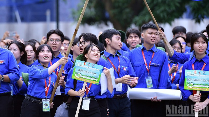 Đoàn viên, thanh niên khối trường học tham gia các hoạt động tình nguyện.