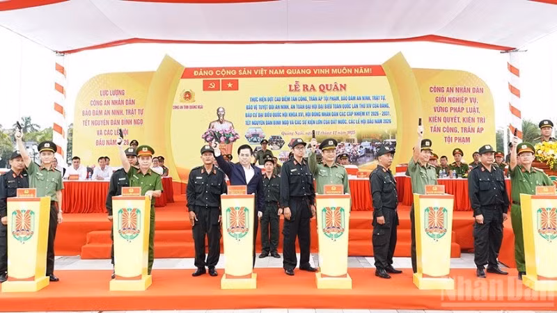 Chủ tịch Ủy ban nhân dân tỉnh Quảng Ngãi Nguyễn Hoàng Giang cùng lãnh đạo Công an tỉnh Quảng Ngãi bắn súng phát lệnh ra quân thực hiện đợt cao điểm.