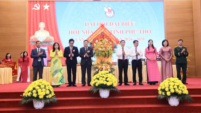 Lãnh đạo tỉnh Phú Thọ chúc mừng Đại hội.