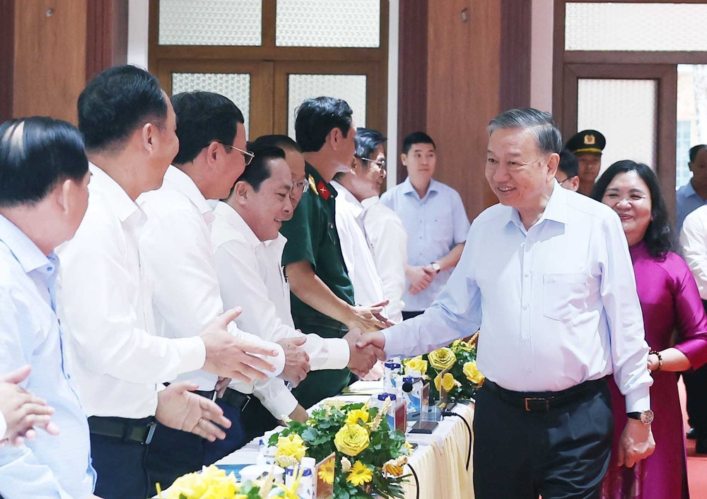 Tổng Bí thư Tô Lâm và các đại biểu. (Ảnh: THỐNG NHẤT/TTXVN) vna-potal-tong-bi-thu-lam-viec-voi-ban-thuong-vu-tinh-uy-ben-tre-va-thuong-truc-cac-tinh-uy-tra-vinh-vinh-long-8070143.jpg