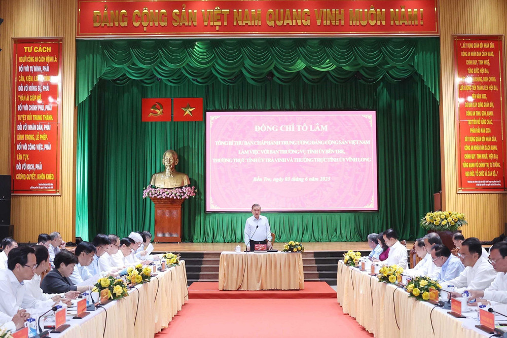 Tổng Bí thư Tô Lâm phát biểu chỉ đạo. (Ảnh: THỐNG NHẤT/TTXVN) vna-potal-tong-bi-thu-lam-viec-voi-ban-thuong-vu-tinh-uy-ben-tre-va-thuong-truc-cac-tinh-uy-tra-vinh-vinh-long-8070170.jpg