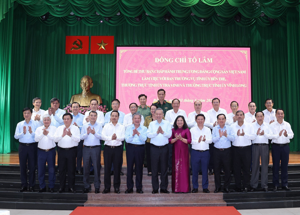 Tổng Bí thư Tô Lâm và các đại biểu sau buổi làm việc. (Ảnh: THỐNG NHẤT/TTXVN) vna-potal-tong-bi-thu-lam-viec-voi-ban-thuong-vu-tinh-uy-ben-tre-va-thuong-truc-cac-tinh-uy-tra-vinh-vinh-long-8070217.jpg