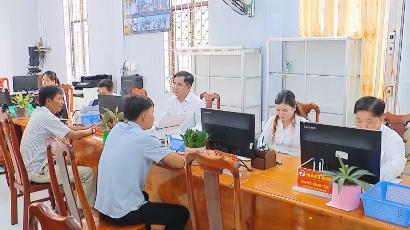 Người dân giao dịch tại Trung tâm phục vụ hành chính công phường Thới Sơn (tỉnh An Giang) những ngày đầu tuần tháng 7/2025.