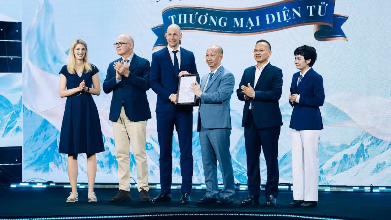Đại diện Tập đoàn HOCHDORF (Thụy Sĩ) trao chứng nhận ủy quyền phân phối trên nền tảng thương mại điện tử sản phẩm sữa Bimbosan tại thị trường Việt Nam cho Công ty Cổ phần BT Việt Nam.