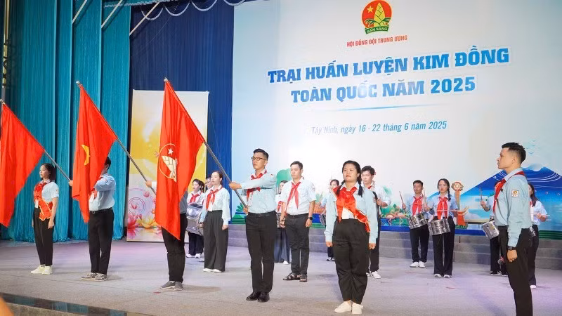 Các đại biểu thực hiện nghi thức khai mạc Trại huấn luyện Kim Đồng toàn quốc năm 2025.