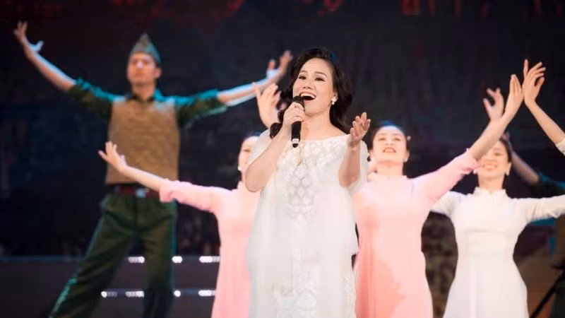 Ca sĩ Cẩm Tú là giọng hát chiếm nhiều tình cảm của những người lính và công chúng ở các miền đất nước.