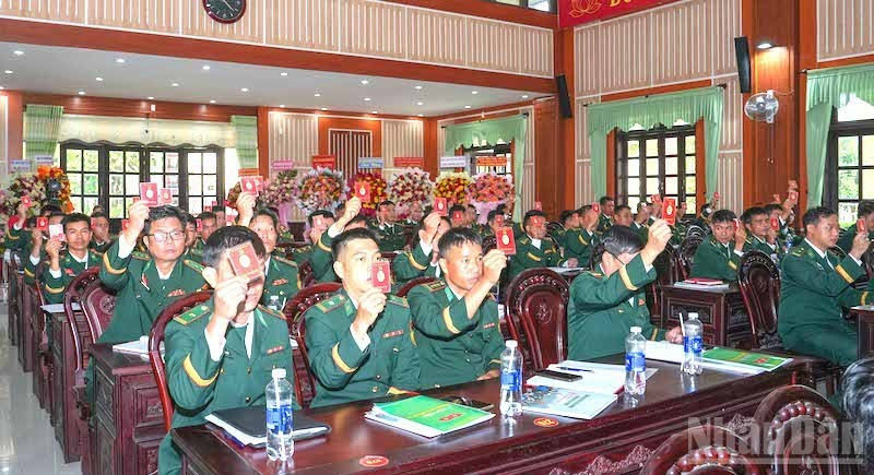 Các đại biểu biểu quyết chỉ tiêu được Đại hội đưa ra. (Ảnh: ĐÌNH TĂNG) dsc01212.jpg