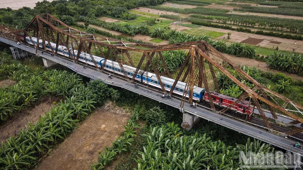 Đoàn tàu di chuyển trên cầu Long Biên mùa nước cạn.
