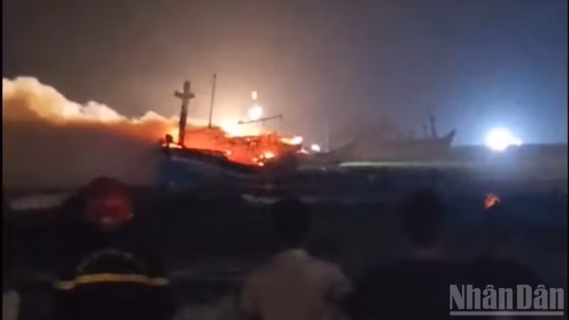 Hiện trường vụ cháy tàu cá mang số hiệu QNg 55376 TS.