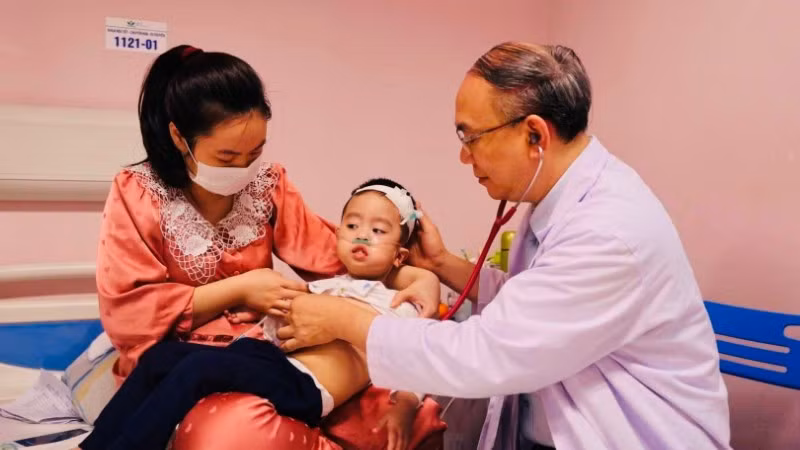 Một bệnh nhi mắc bệnh hiếm tại Trung tâm Nội tiết, Chuyển hóa, Di truyền và liệu pháp phân tử. (BỆNH VIỆN NHI TRUNG ƯƠNG)