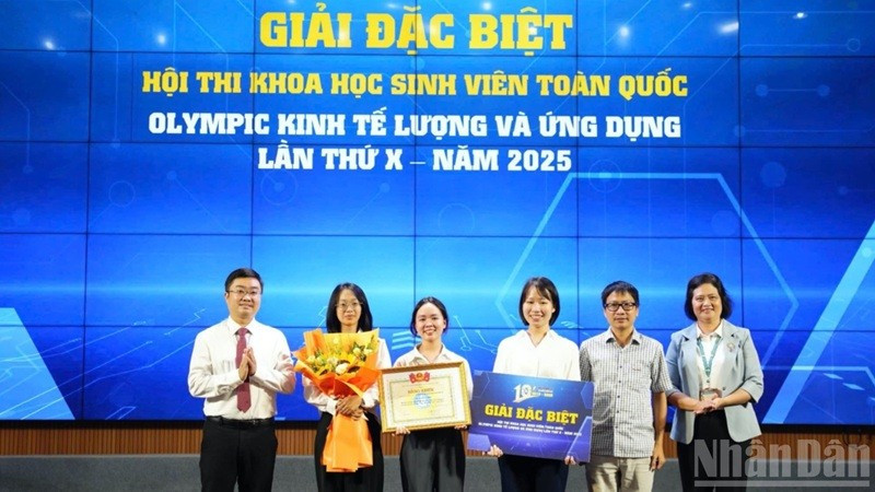 Đại diện Ban tổ chức Hội thi trao giải Đặc biệt tặng nhóm thí sinh xuất sắc.