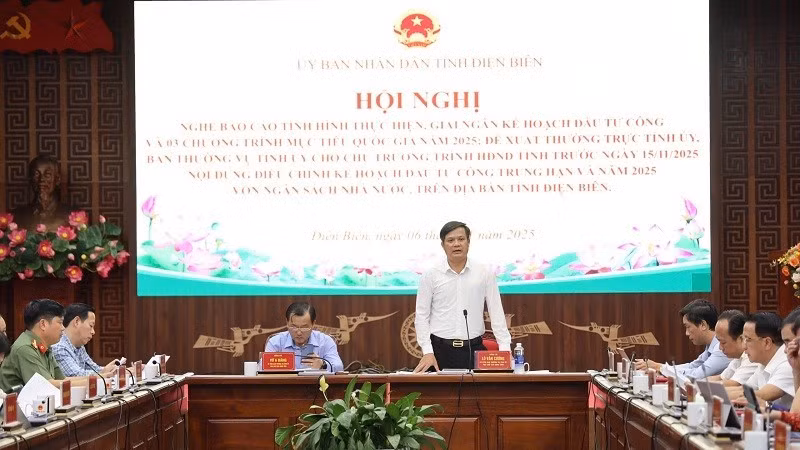Đồng chí Lò Văn Cương, Phó Chủ tịch Ủy ban nhân dân tỉnh Điện Biên phát biểu tại cuộc họp.
