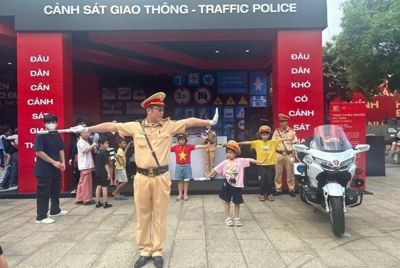 Trải nghiệm làm Cảnh sát giao thông tại Chương trình Vinh quang Công an nhân dân Việt Nam. (Ảnh minh họa)