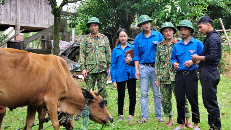 Cán bộ, nhân viên và trí thức trẻ tình nguyện hướng dẫn người dân chăm sóc hiệu quả nguồn con giống được hỗ trợ. ktqp6-3119.jpg