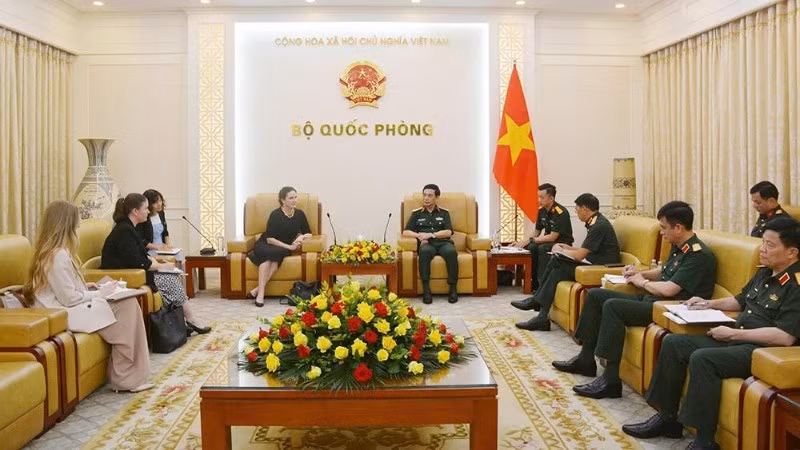 Đại tướng Phan Văn Giang tiếp Đại sứ Caroline Beresford. (Ảnh: Cổng thông tin điện tử Bộ Quốc phòng)