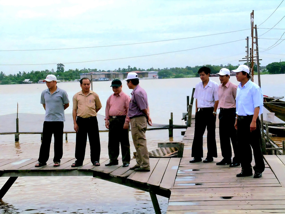 Nhóm nghiên cứu Đại học Kinh tế quốc dân khảo sát mô hình nuôi cá bè trên sông ở Cần Thơ.
