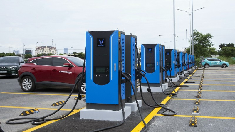 Trạm sạc xe điện của V-Green vừa được khai trương tại bãi đỗ xe Minh Khai, đường Cầu Diễn, Hà Nội. (Ảnh: NGUYỄN NGHĨA)