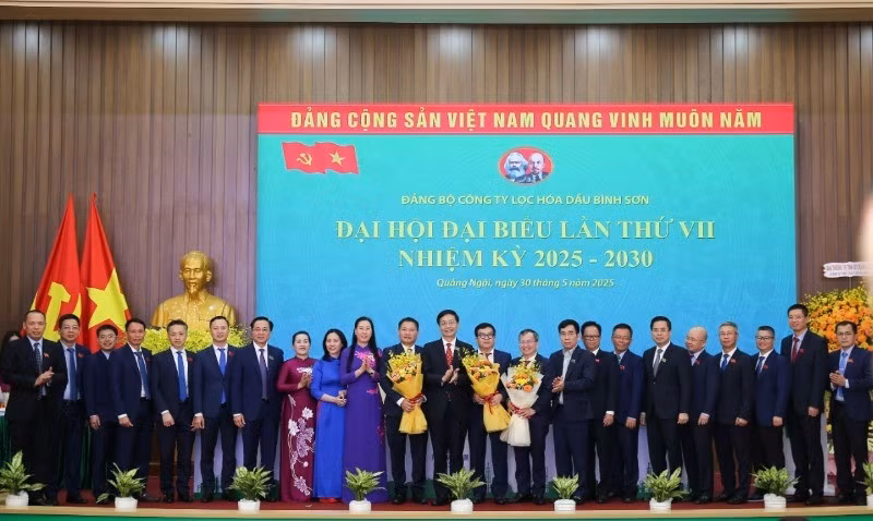 Lãnh đạo tỉnh Quảng Ngãi và Petrovietnam tặng hoa chúc mừng Ban Chấp hành Đảng bộ BSR nhiệm kỳ 2025-2030.