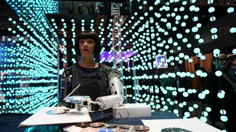 Họa sĩ robot Ai-Da vẽ tranh tại Hội nghị thượng đỉnh toàn cầu Trí tuệ nhân tạo tại Geneva, Thụy Sĩ, ngày 30/5/2024. (Ảnh: THX/TTXVN)