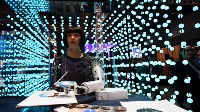 Họa sĩ robot Ai-Da vẽ tranh tại Hội nghị thượng đỉnh toàn cầu Trí tuệ nhân tạo tại Geneva, Thụy Sĩ, ngày 30/5/2024. (Ảnh: THX/TTXVN)