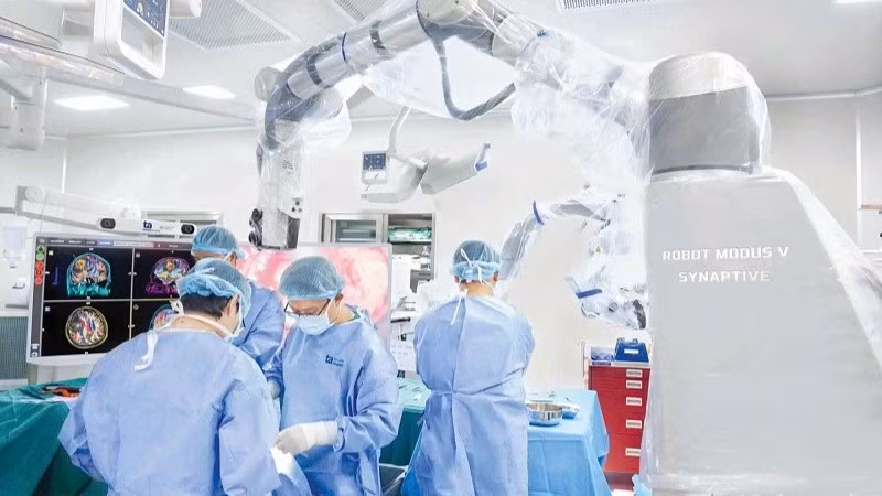 Nghiên cứu về phương thức sản xuất mới trong thời kỳ chuyển đổi số, đổi mới sáng tạo Việc đẩy mạnh đầu tư, triển khai các công nghệ y tế tiên tiến như robot phẫu thuật và hệ thống can thiệp điều trị hiện đại (Robot Modus V Synaptive) tại Bệnh viện Đa khoa Tâm Anh là một minh chứng cho vai trò của khu vực kinh tế tư nhân trong việc tiên phong đổi mới sáng tạo, làm chủ công nghệ hiện đại, góp phần hình thành và thúc đẩy phát triển lực lượng sản xuất mới trong lĩnh vực y tế.