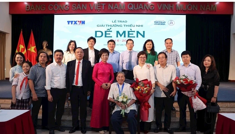 Các đại biểu và nghệ sĩ tại Giải thưởng Dế Mèn 2025.