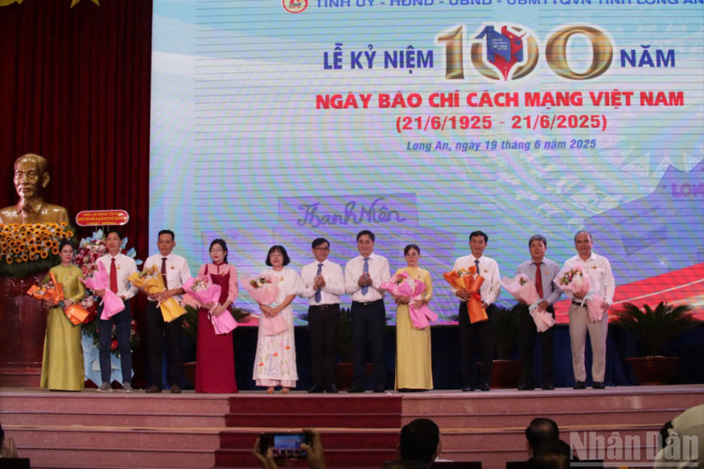 Hội nhà báo tỉnh Long An trao Kỷ niệm chương 20 vì sự nghiệp báo chí cho các nhà báo. long-an1-499.jpg