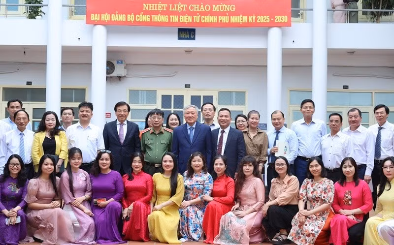 Phó Thủ tướng Thường trực Chính phủ Nguyễn Hòa Bình; Bộ trưởng, Chủ nhiệm Văn phòng Chính phủ Trần Văn Sơn; Thứ trưởng Thường trực Bộ Văn hóa, Thể thao và Du lịch Lê Hải Bình, lãnh đạo các vụ, cục thuộc Văn phòng Chính phủ cùng các đại biểu và đội ngũ cán bộ, phóng viên, biên tập viên, người lao động của Cổng Thông tin điện tử Chính phủ. Ảnh: VGP/Nhật Bắc